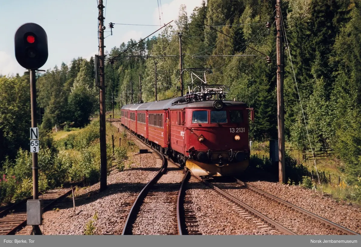 Elektrisk lokomotiv El 13 2131 med persontog fra Gjøvik til Oslo S kjører inn på Bjørgeseter stasjon på Gjøvikbanen