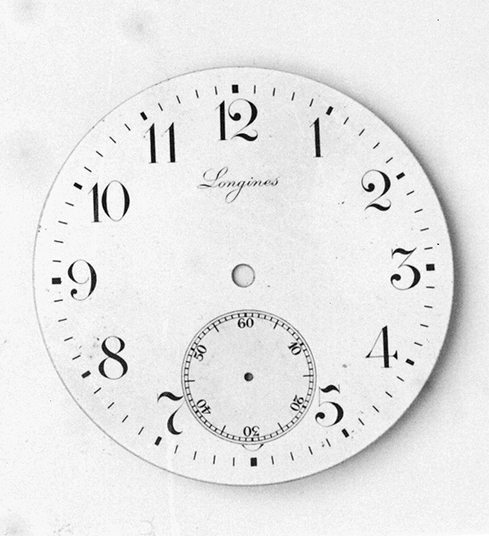 Samling av urtavlor och urverk av metall, stål. Alla är ofullständiga fick- och armbandsur. Urval av urtavlor:
I) Samling av delar av ur i kartong.
II) Urtavla märkt: "ORION". Urtavla märkt: "LUC". 
III) Urtavla märkt: "Longines". Urtavla märkt: "Longines".
IV) Urtavla märkt: "OMEGA". Urtavla.
V) Urtavla märkt: "J. CALAME. ROBERT".  
Urtavla, märkt:"Longines".