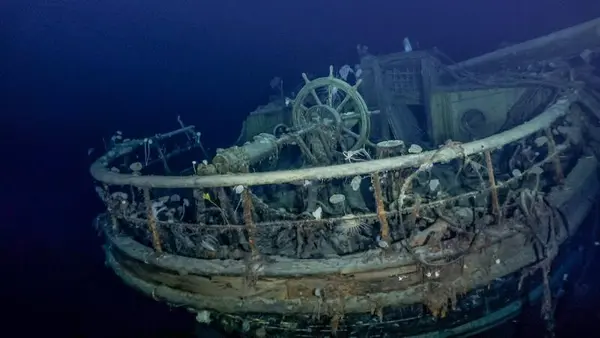 Bildet viser deler av skipet Endurance under havet.