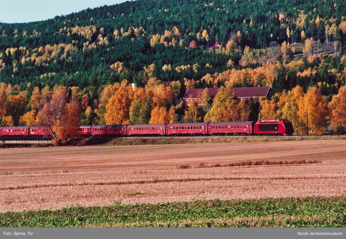 Elektrisk lokomotiv El 18 med persontog fra Oslo til Bergen ved Ask holdeplass på Randsfjordbanen
