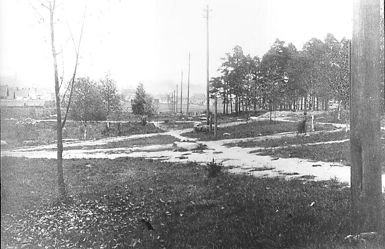 Kulås før amfiplassen ble anlagt, Utsikt mot Borgvold skole, skimter hus i Ny England