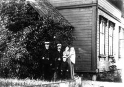 Stasjonsmester Pedersen med familien ved Greåker stasjon