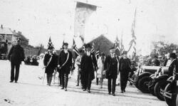 17. mai komite marsjerer inn på torvet