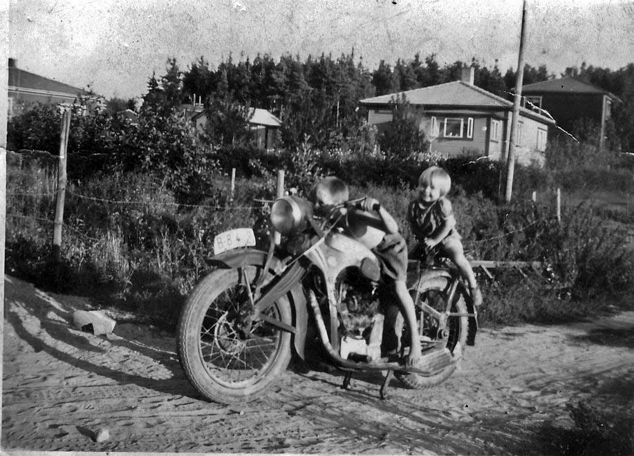 Unge barn på gammel motorsykkel i Skogveien