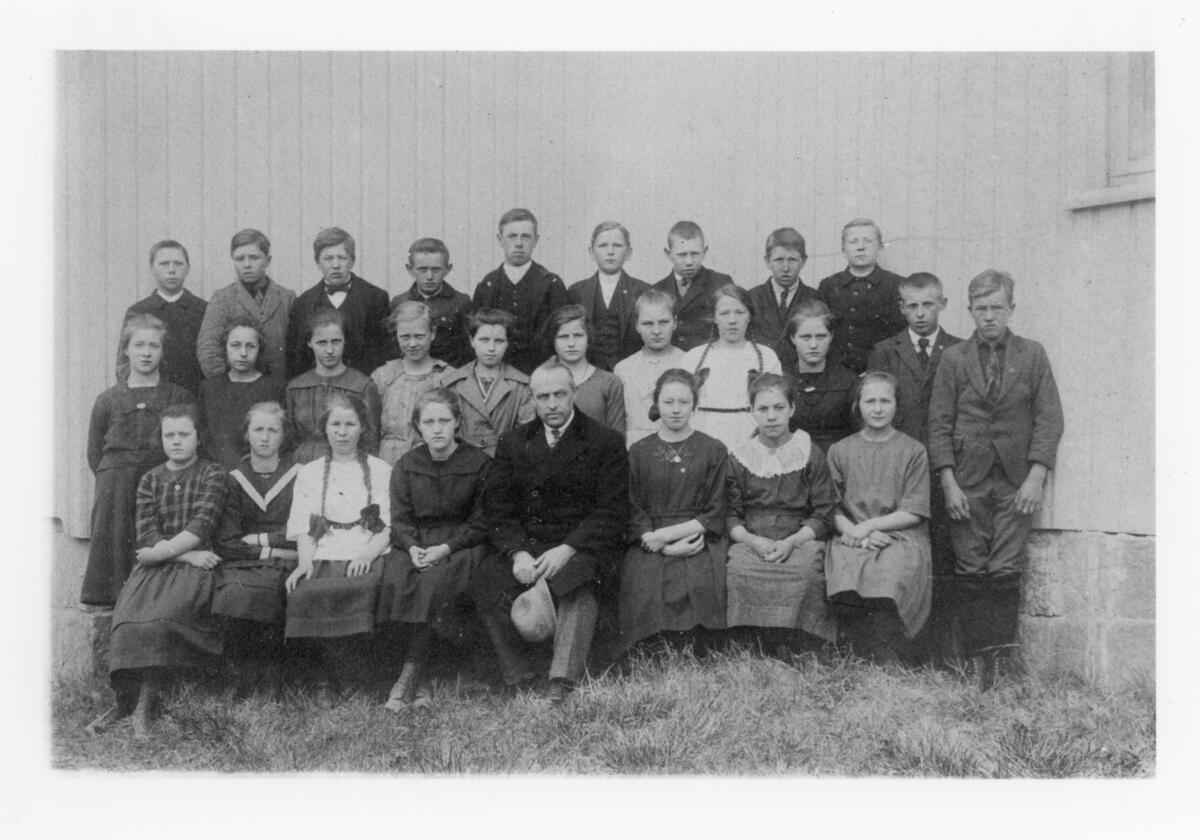 Skoleklasse i Varteig, 1924-25
