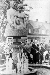 Avdukingen av skulpturen og fontenen Familien på Sarpsborg t