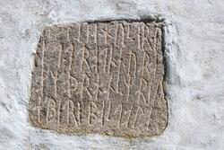 Runestein i veggen på Skjeberg kirke