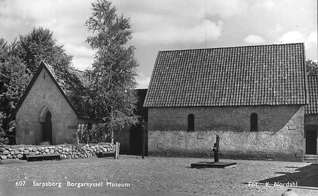 Torget på Borgarsyssel museum med kirken