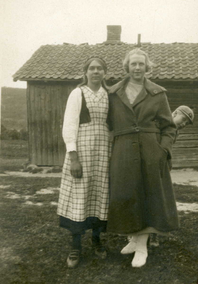 Tre bilde av folk på Gutukjær i 1924.