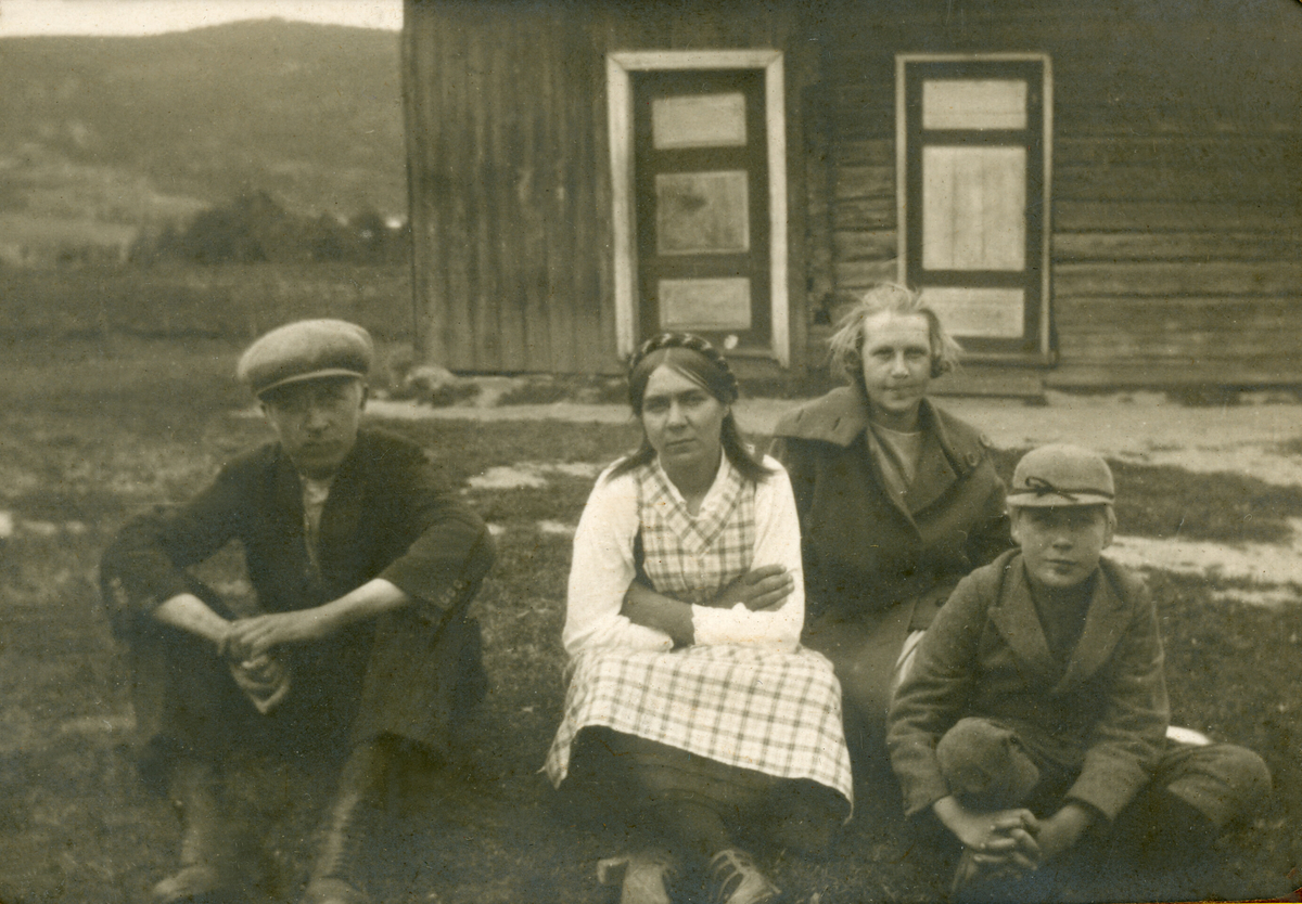 Tre bilde av folk på Gutukjær i 1924.