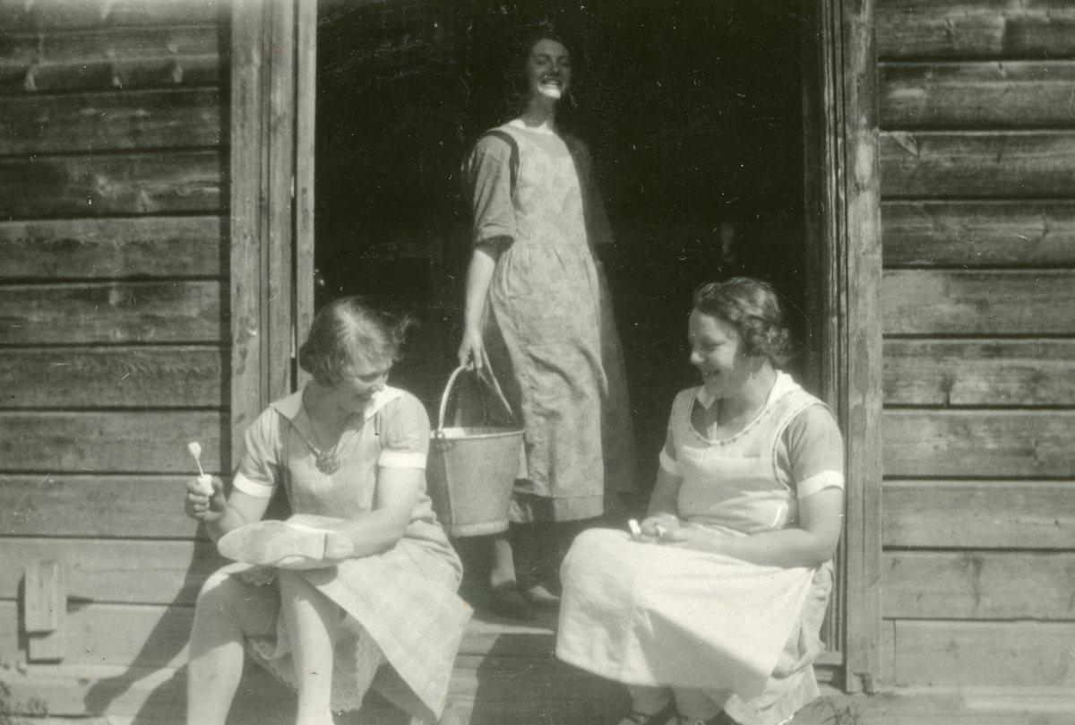 Fire bilde tatt på Helland i Bø i 1926.  