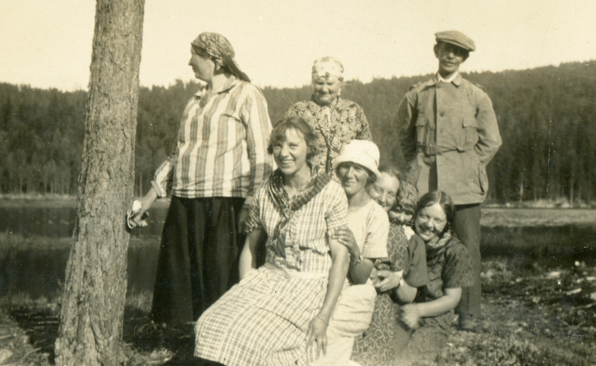 Folk ved Grotbekktjern 1926.  