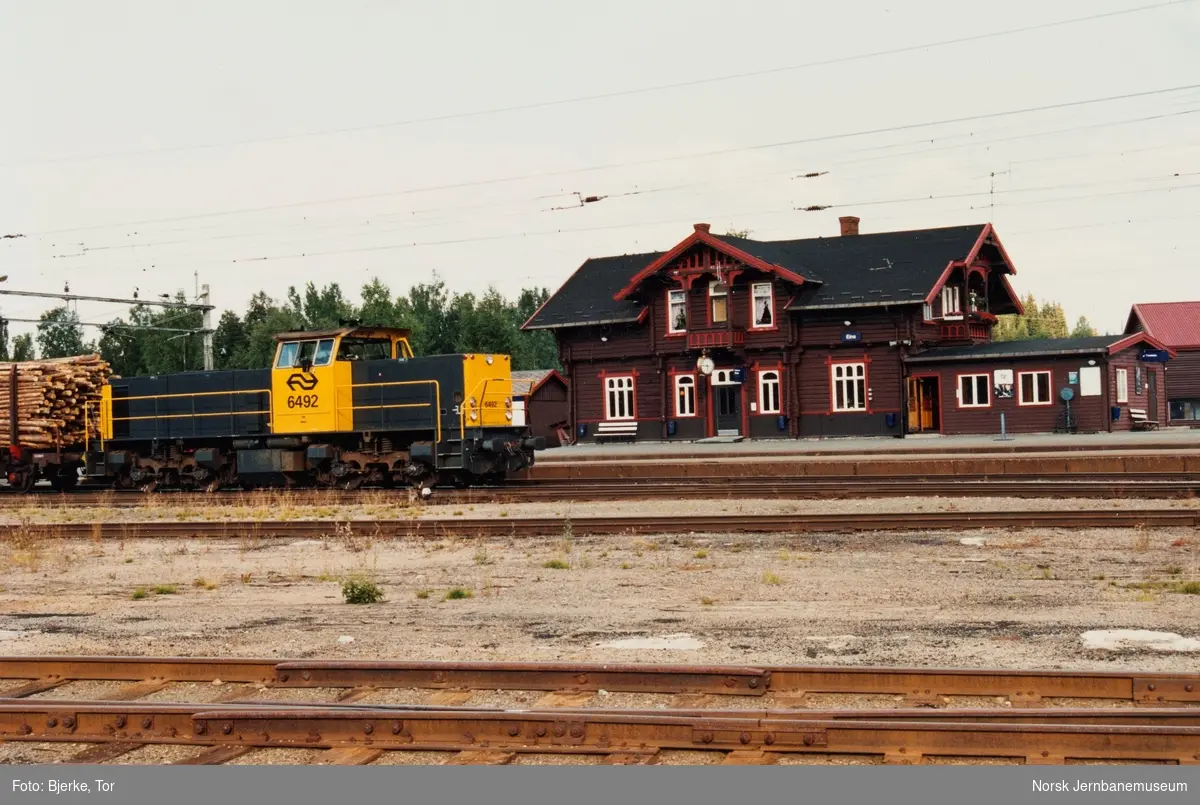 Innleid diesellok MaK DE 6400 nr. 6492 med tømmertog fra Dokka på Eina stasjon