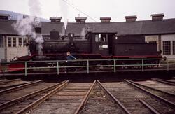 Damplokomotiv 21b 252 på svingskiven utenfor den gamle lokom