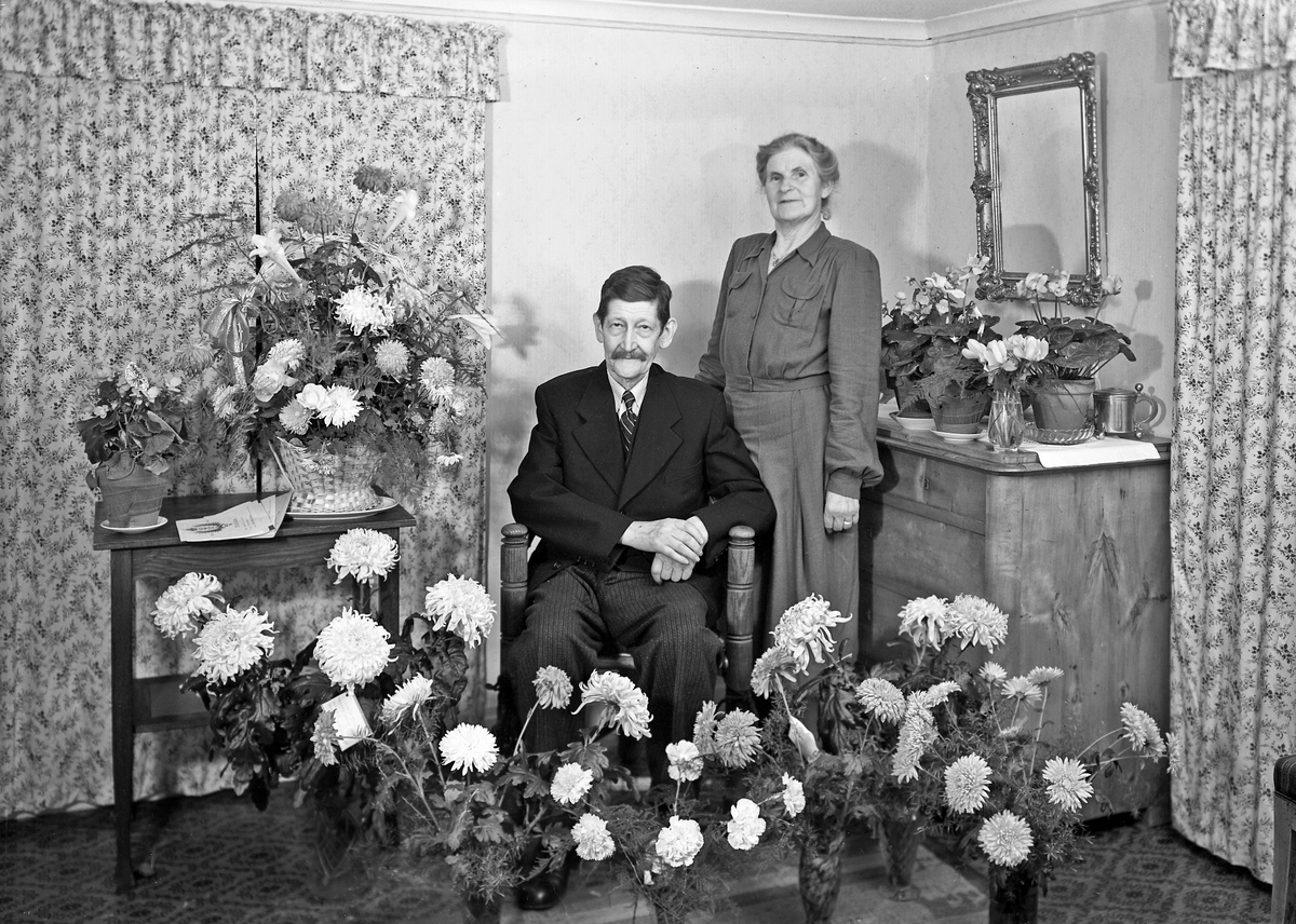 Målare Martin Lindblom med fru Anna Lindblom på hans 70-årsdag, 4 nov 1948. Färgaregatan.
