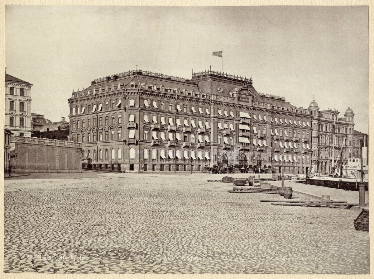 Grand Hotel i Stockholm, sett från Blasieholmskajen (nära Kungsträdgården). Till vänster skymtar det s.k.
Fersenska palatset och till höger ser man Bolinderska huset.