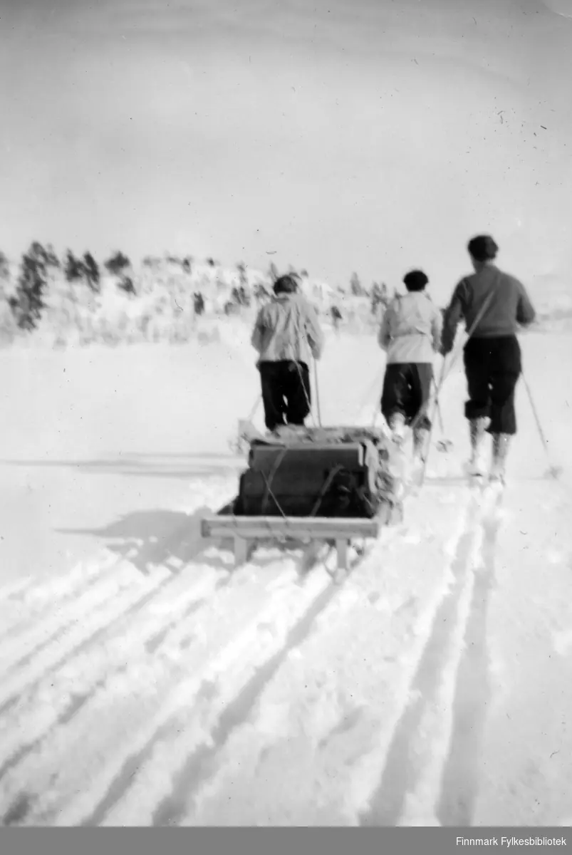 Martin Seljemo, Enok Rognmo, og Kolbjørn Olsen på skitur til fiskevann. På kjelken har de en ovn