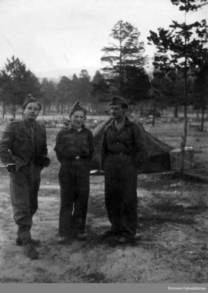 Soldater på Skoganvarre i 1945. Martin Seljemo står mellom to ukjente menn sørfra. De er kledt i uniformer. I bakgrunnen ses et telt