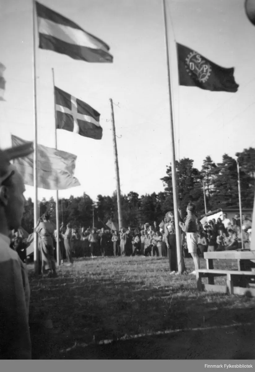 Flaggheising i Åbo, Finland. Bildet er tatt i forbindelse med et AUF-stevne i 1949