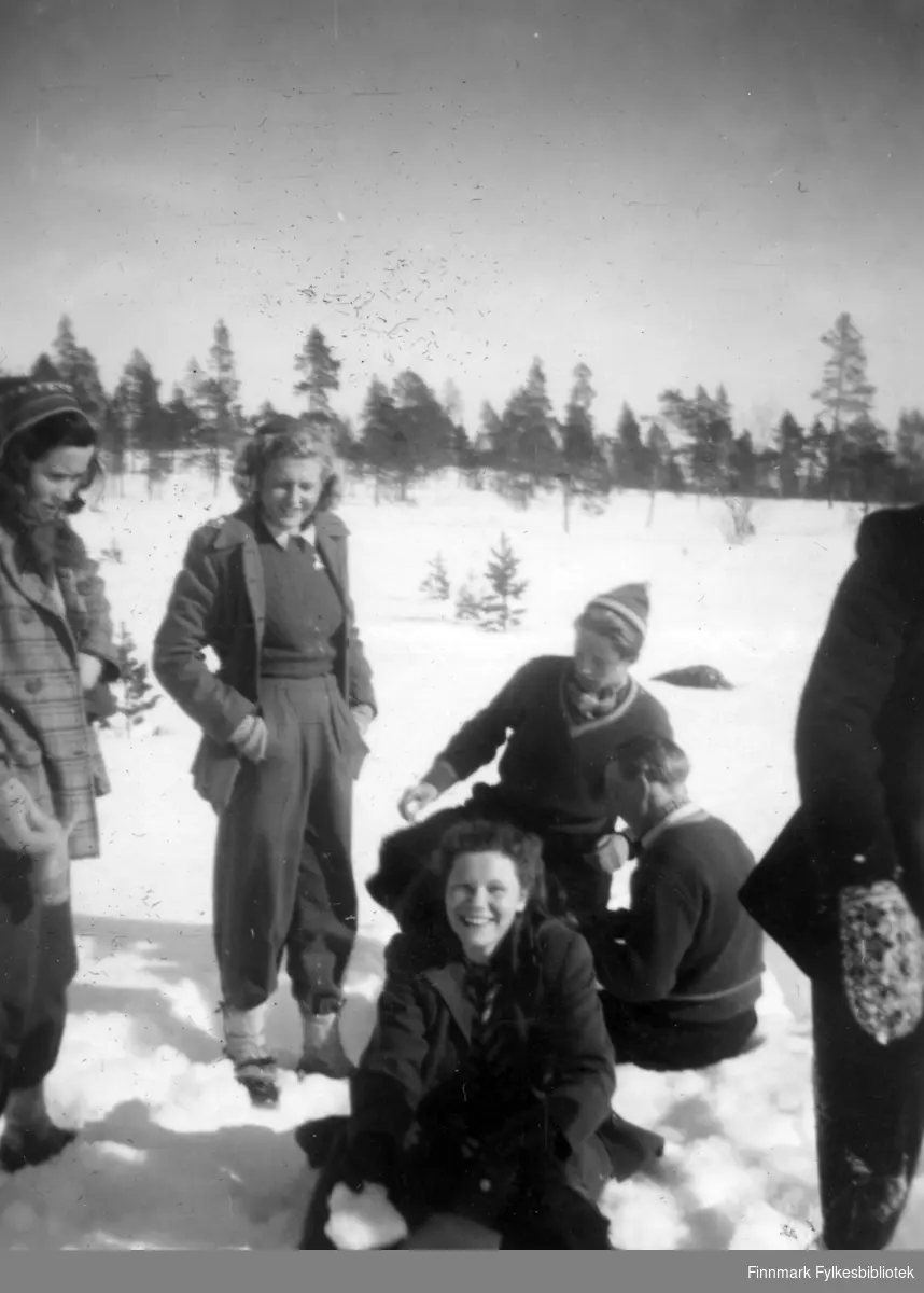 Unge menn og kvinner på tur, vinterstid i Pasvik tidlig på 50-tallet. Fra venstre: Anne Høier, Aud Sneve, Kitty Stunes, Martin Seljemo, og Kolbjørn Olsen. De var muligens der i forbindelse med dans på Pasvik Hauk