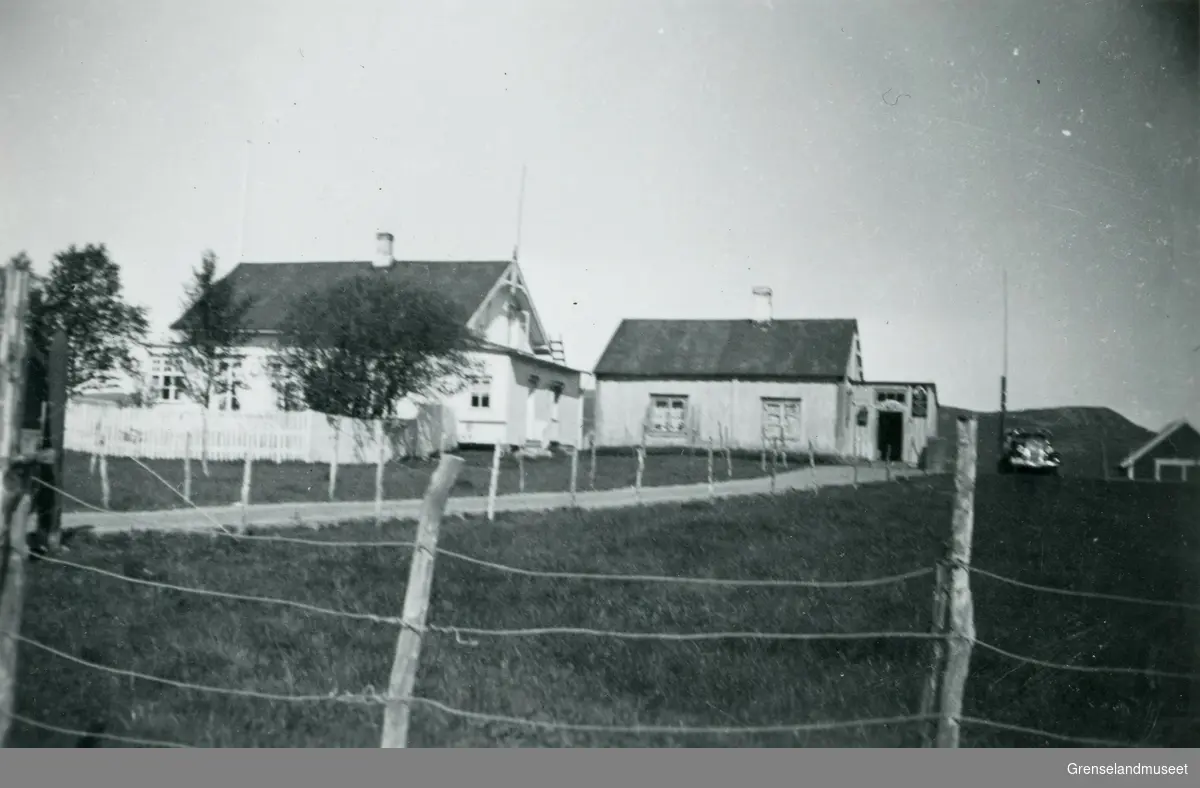 Handelsted i Karpbukt, Sør-Varanger før 1944. Det lille huset midt i bildet er antagelig bygd i 1844 av Fredrik Andersen. Det nye huset med stakittgjerde er oppført av Henrik Borthen. Aksen Borthens hus før 1944. 