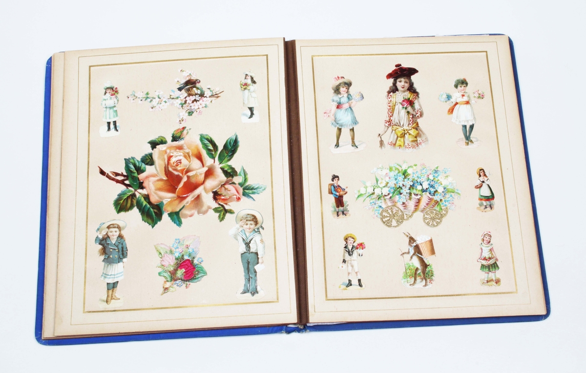 Bok av papp, i närmast koboltblå färg. Framsidan präglad med texten "SCRAPS", samt med dekor av  blomma, fågel, moské m.m., inom förgylld ram. Insidan med klistrade bild- och bokmärken i olika former och färger. På omslagets första sida, skrivet med svart text: "Elsa Bergengren 1892".