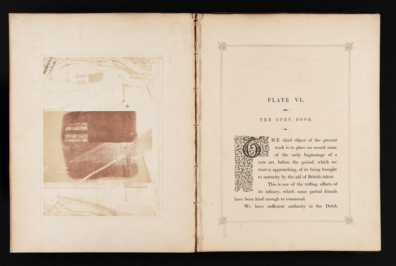 Bilde av bokoppslag med fotografi av døråpning og sopelime til venstre, og tekst til høyre.