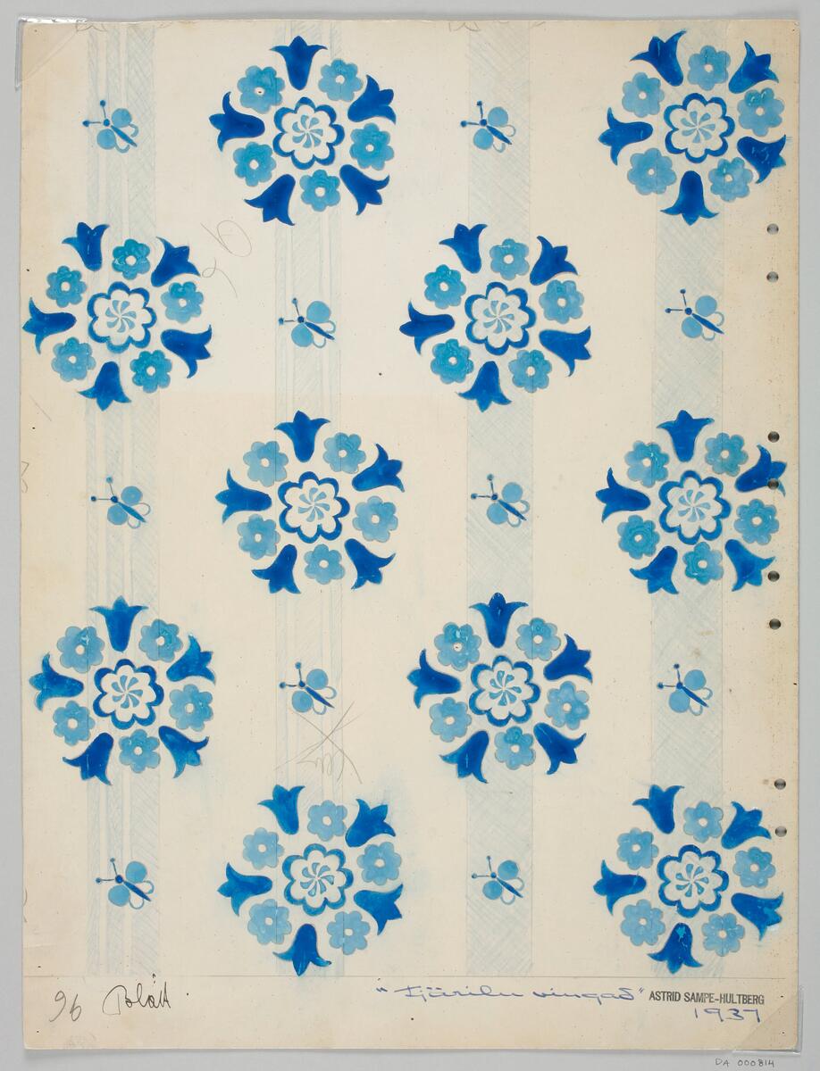 Vit botten med svagt ljusblå ränder, över ränderna grupper av blommor i två blå toner och två former, mellan blommorna små fjärilar i blått.