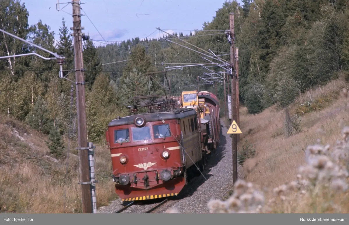 Elektrisk lokomotiv El 13 2127 med godstog i nærheten av Bjerkenga mellom Ask og Hønefoss på Randsfjordbanen