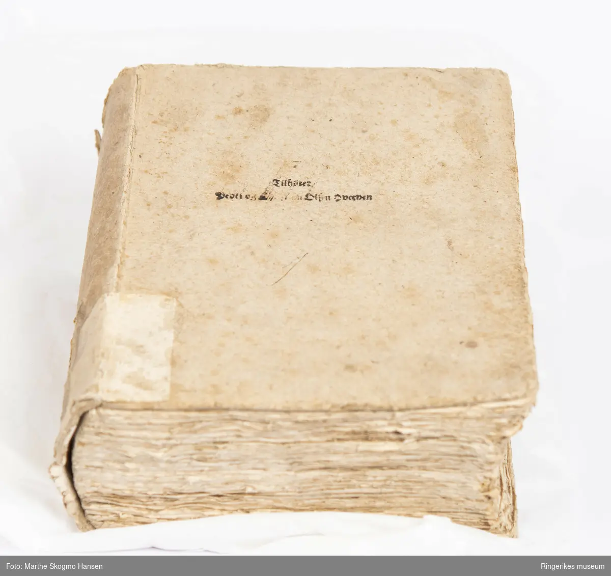 Attende årgang av Aftenposten utgitt i København i 1776. Inneholder 211 daterte utgivelser av Aftenposten fra 1775. Papirpermer.
