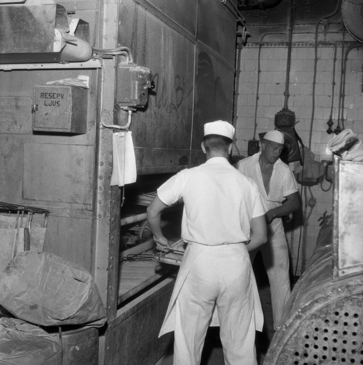 Värmeböljan rena svalkan. På jobbet har vi 50 grader. 
15 juli 1959.
