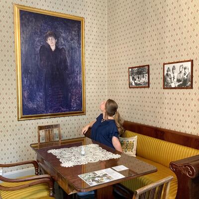 Jente ser opp på Munchs portrett av Dagny Juel i caféen.
