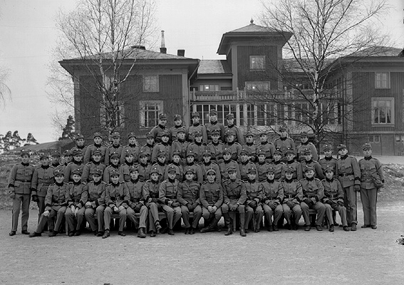 Militärer från Värmlands regemente framför marketenteriet på Kasernhöjden år 1939.