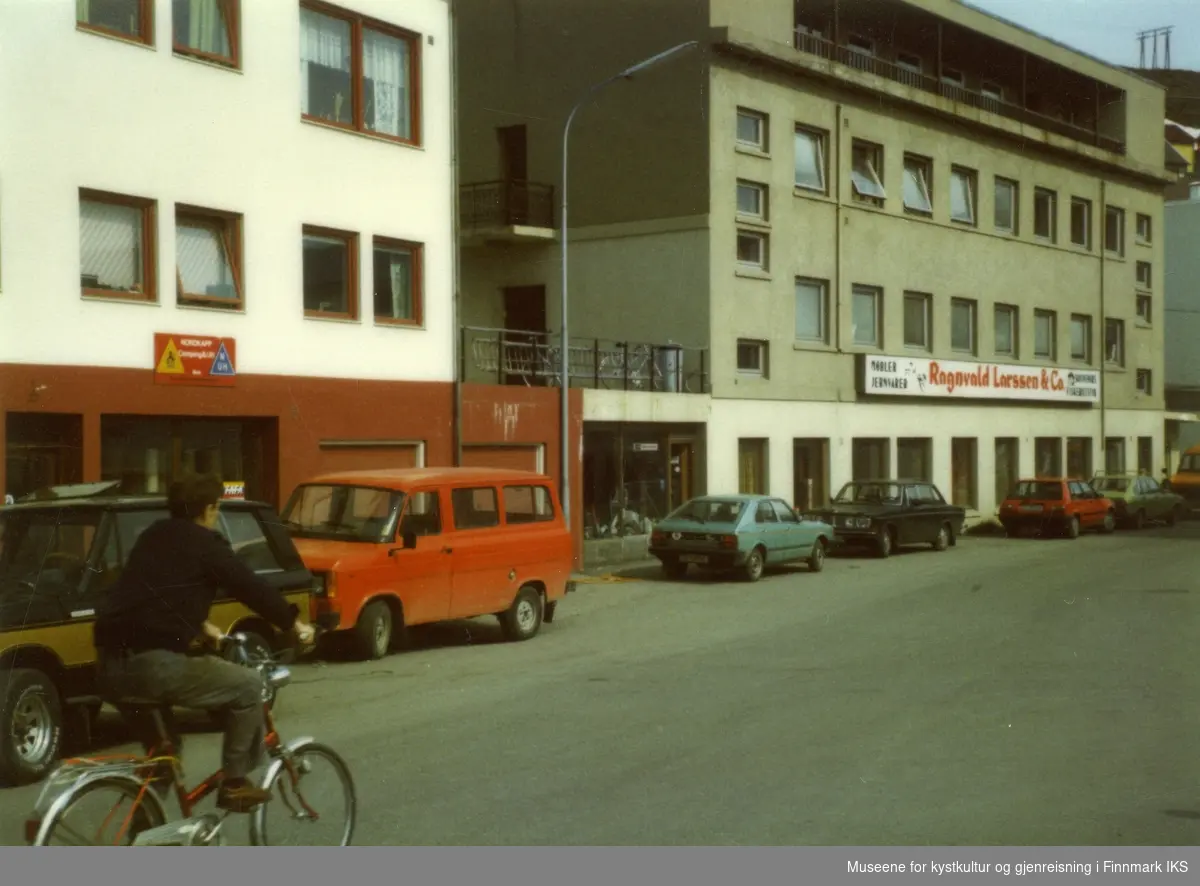 Honningsvåg. Sjøgata med Øvervold's farvehandel og Ragnvald Larssen & Co. Sommeren 1985.