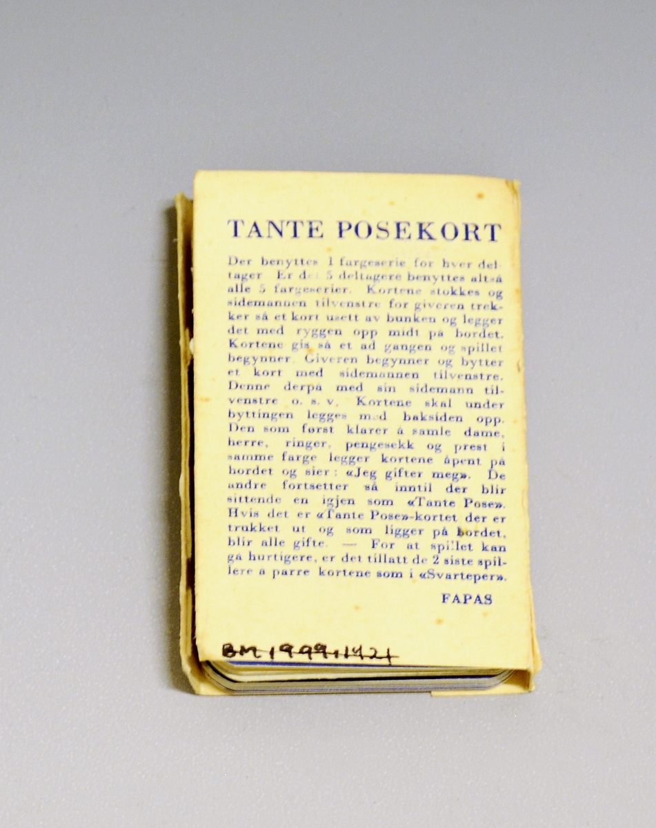"Tante Posekort", kortspill med en dame i rød kjole på forsiden av esken. På baksiden spillets regler.