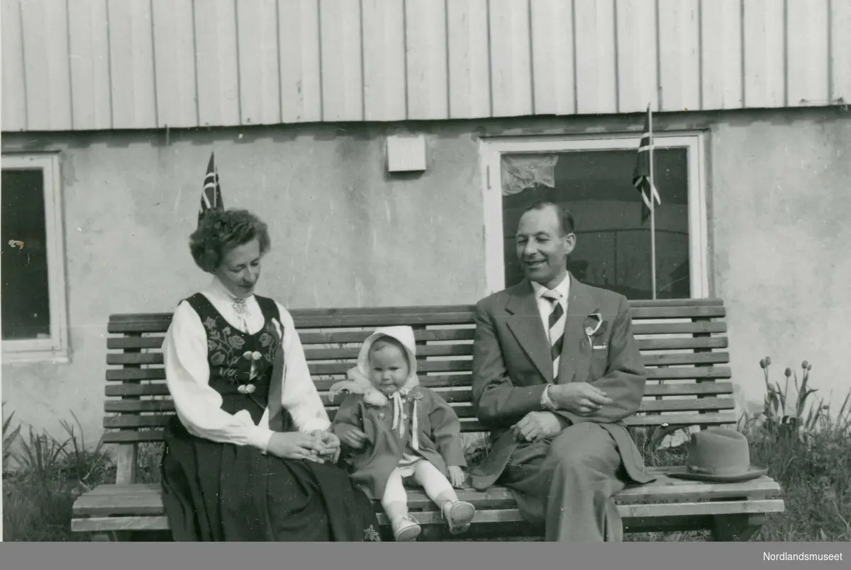 Ekteparet Edith (Vinsnes) og Petter Thorkildsen med datteren Elisabeth fotografert utenfor Nordfold sykestue 17. mai 1962/63. Edith Thorkildsen var styrer på Nordfold sykestue i mange år.