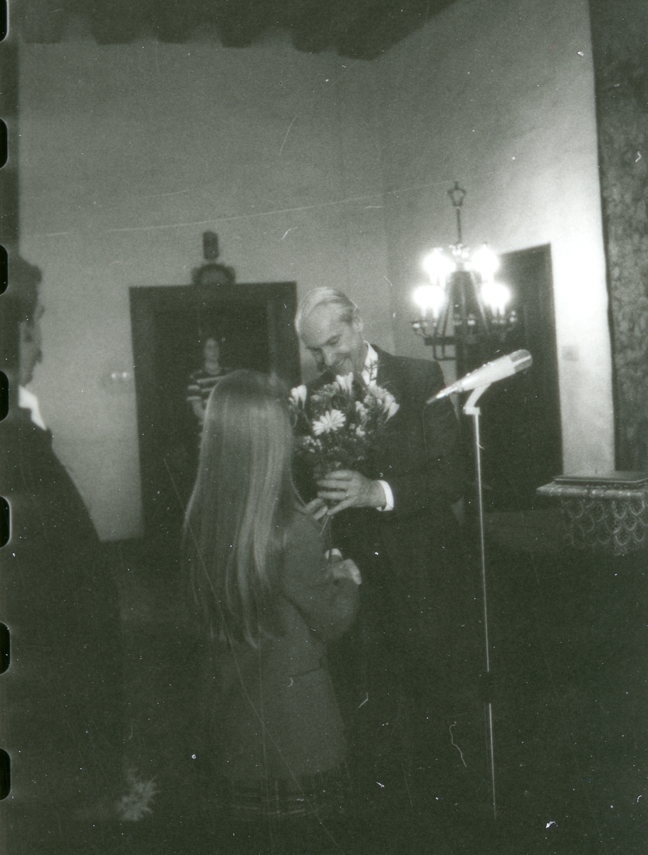 Västerås, kv. Olympia. Landshövding Gustav Cederwall avtackas ...