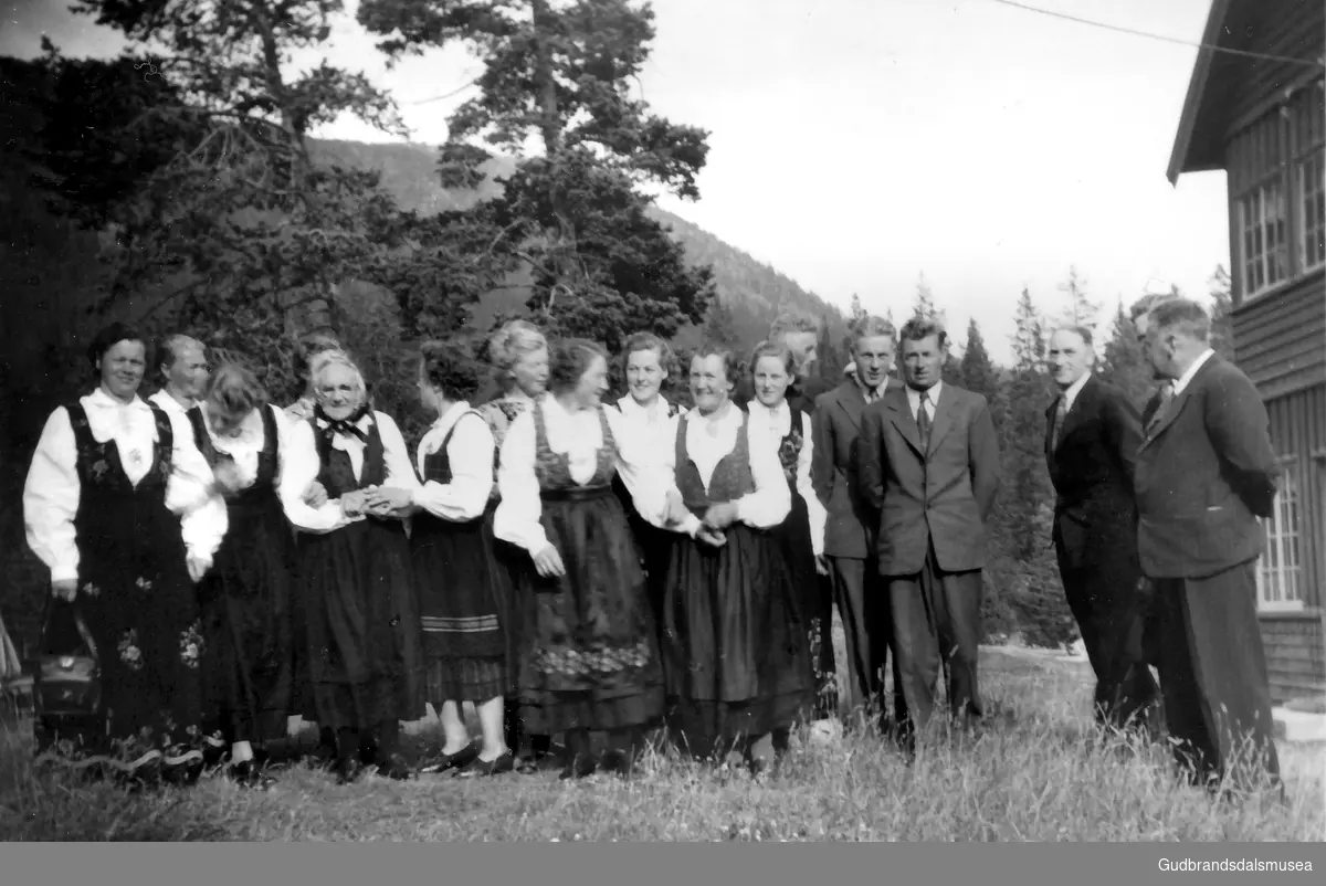 Frå bryllaupet til Knut Flækøy (f. 1911) og Anna Kristine (Stine) Flækøy (f. Randers) på Pollfoss