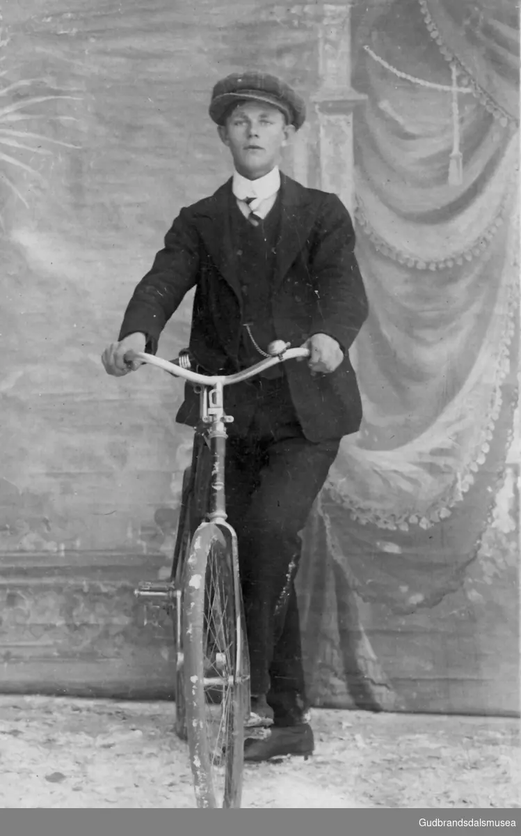 Ola Roen (f. 1886) med sykkel