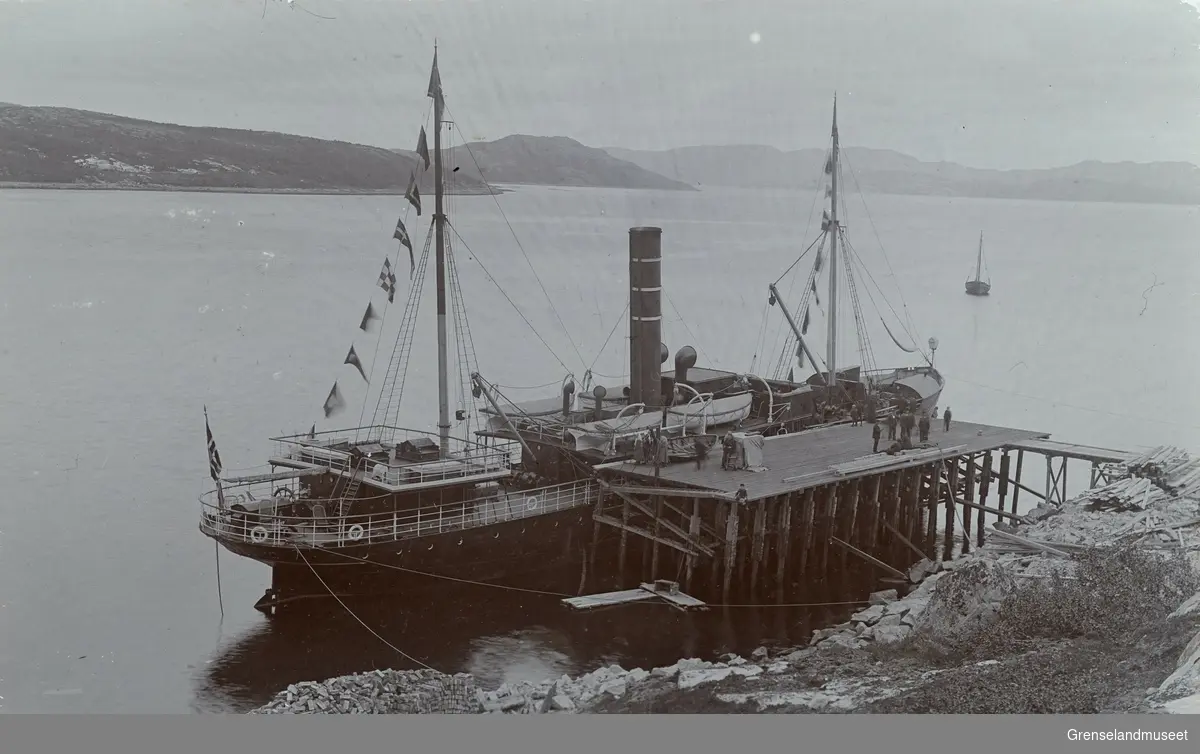 Kongebesøk i 1907. Dampskipet ved kaien i Kirkenes. 