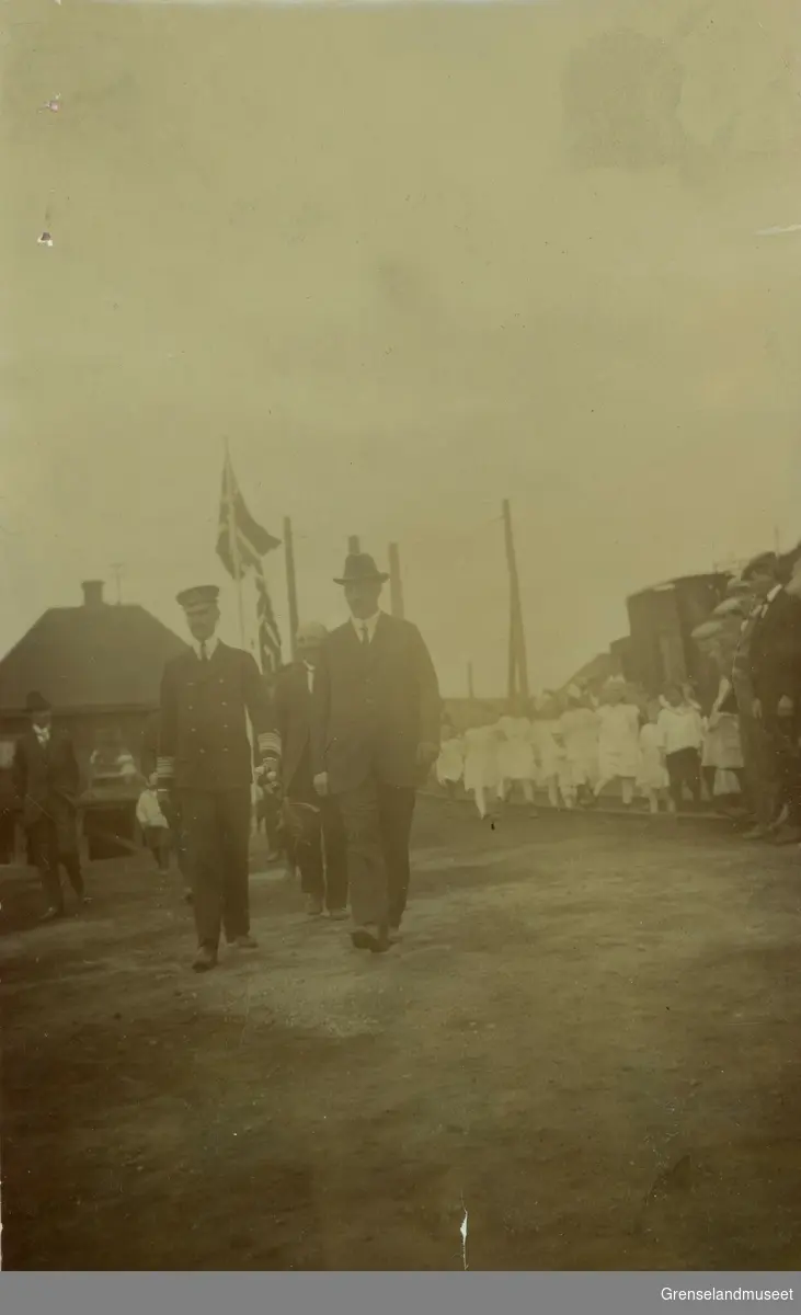Kongebesøk i Kirkenes i 1922, sannsynligvis i juni. 
Her går kong Haakon VII og A/S Sydvarangers verksdirektør Knudtzen.  