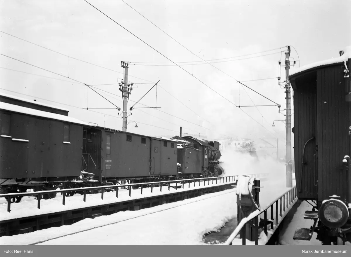 Damplokomotiv type 31a med godstog på Halden stasjon