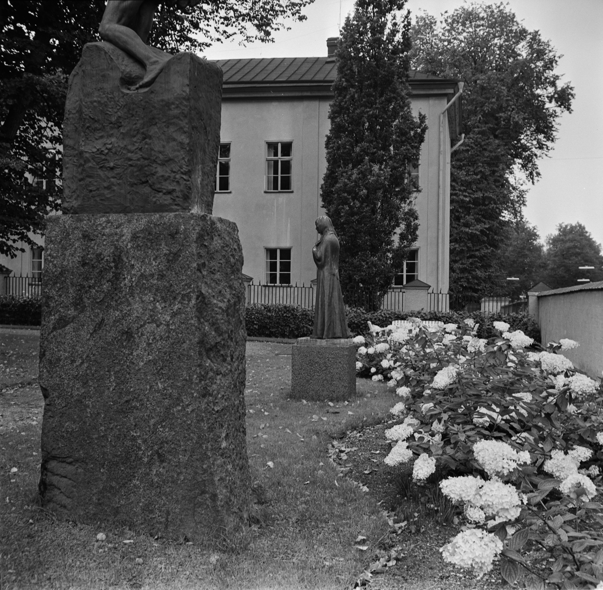 Statyerna Mor av Carl Eldh och Vingarna av Carl Milles vid Uplands Nation, S:t Larsgatan, Uppsala
