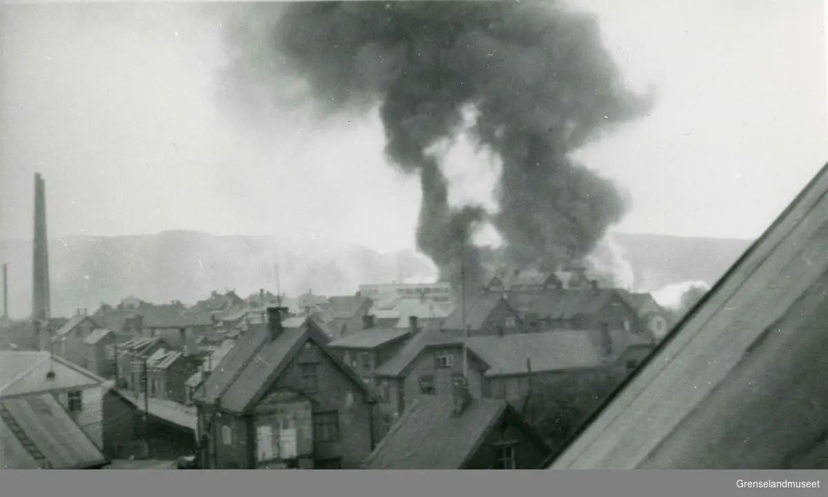 Flyangrep på Kirkenes under krigen den 13. Juli 1942. Her en fulltreffer på Christian Tømmerstøls trelastlager og forretningsgård i havna. 
