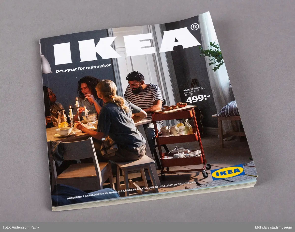 Katalogen: "IKEA Designat för människor  2017", utgiven runt augusti 2016 av Ikea i Älmhult.

Framsidan av katalogen föreställer en matplats, där några personer sitter runt dukat bord och äter och har trevligt. Det finns även vit tryckt text: 
"IKEA Designat för människor
PRISERNA I KATALOGEN KAN BARA BLI LÄGRE FRAM TILL DEN 31 JULI 2017, ALDRIG HÖGRE." tillsammans med IKEA-loggan i gult och blått.
Framsidan gör också reklam för rullvagnen RÄVSKOG 499kr.
Baksidan av katalogen gör reklam för nyheten Pulled salmon sandwich för 35kr som finns i restaurangen på Ikea. Texten: "Inter IKEA Systems B.V. 2016. SESM
Vi reserverar oss för eventuella tryckfel och slutförsäljning." och "Returadress: IKEA AB  Box 700  343 81 ÄLMHULT" finns också tryckt på baksidan, tillsammans med ägaren Barbros adress.