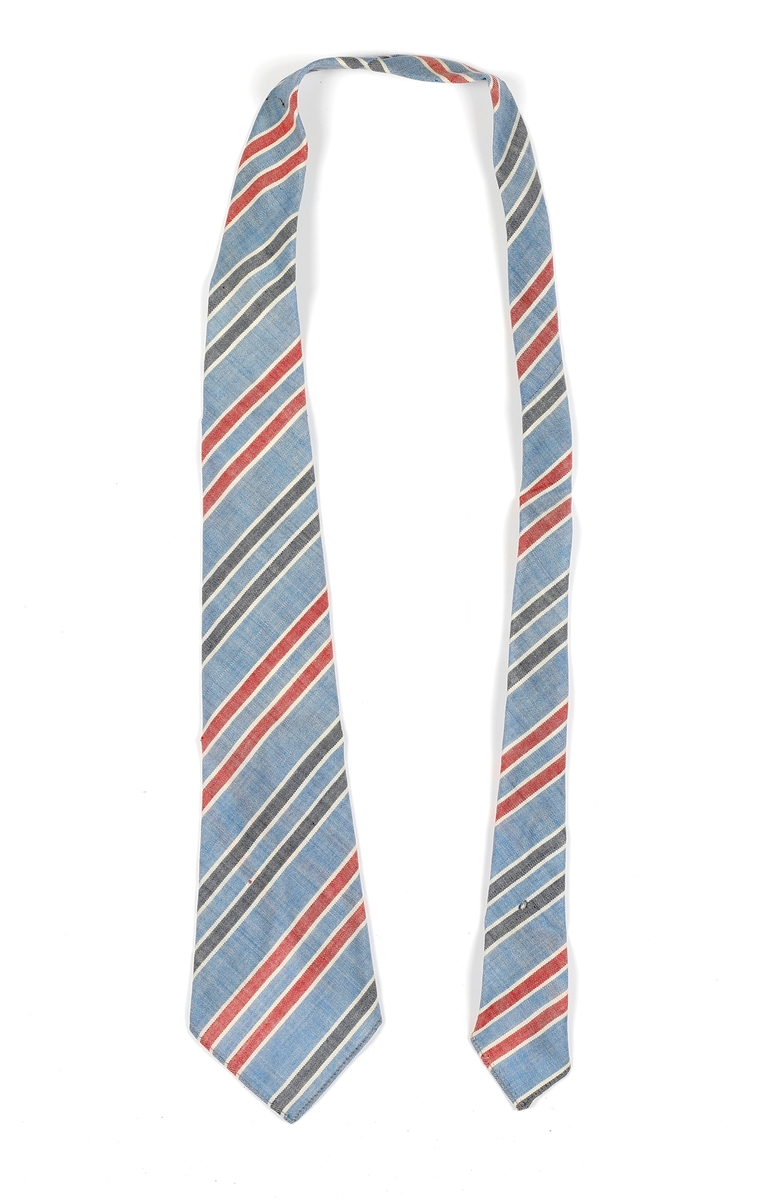Slips av garnfarget tråd med skråstilte striper, to og to annenhver rød/hvit og mørkeblå/hvit. 