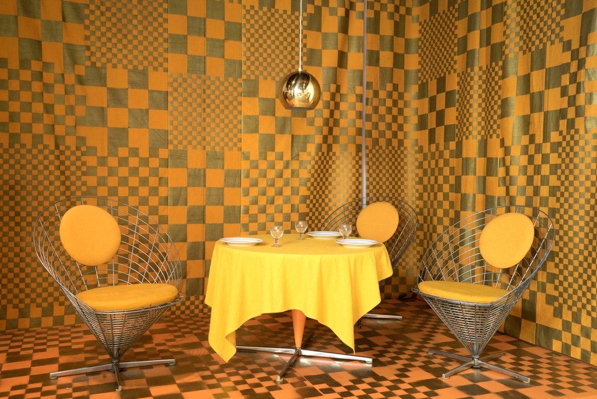 18. november 1960 åpnet Hotel Astoria med nyoppusset restaurantkompleks med 5 individuelt fargede interiører, alle med geometrisk mønstrede tekstiler på vegger, gulv og tak. Alt ble utført etter tegninger av Verner Panton, som kom med dem til Trondheim i oktober 1960, på oppdrag av hotellets eier Alf Hugo Müller. Sammen med Pantons lysarmaturer og nyutviklede møbelserie, fremsto dette som et totalt miljø, et Gesamtkunstwerk, der også serveringspersonalet hadde spesialdesignede antrekk av spesialprodusert materiale, og duker og servietter var tilsvarende. Verner Panton og Alf Hugo Müller bestemte at dette rommet skulle hete "Gulleplet" pga. fargene.
