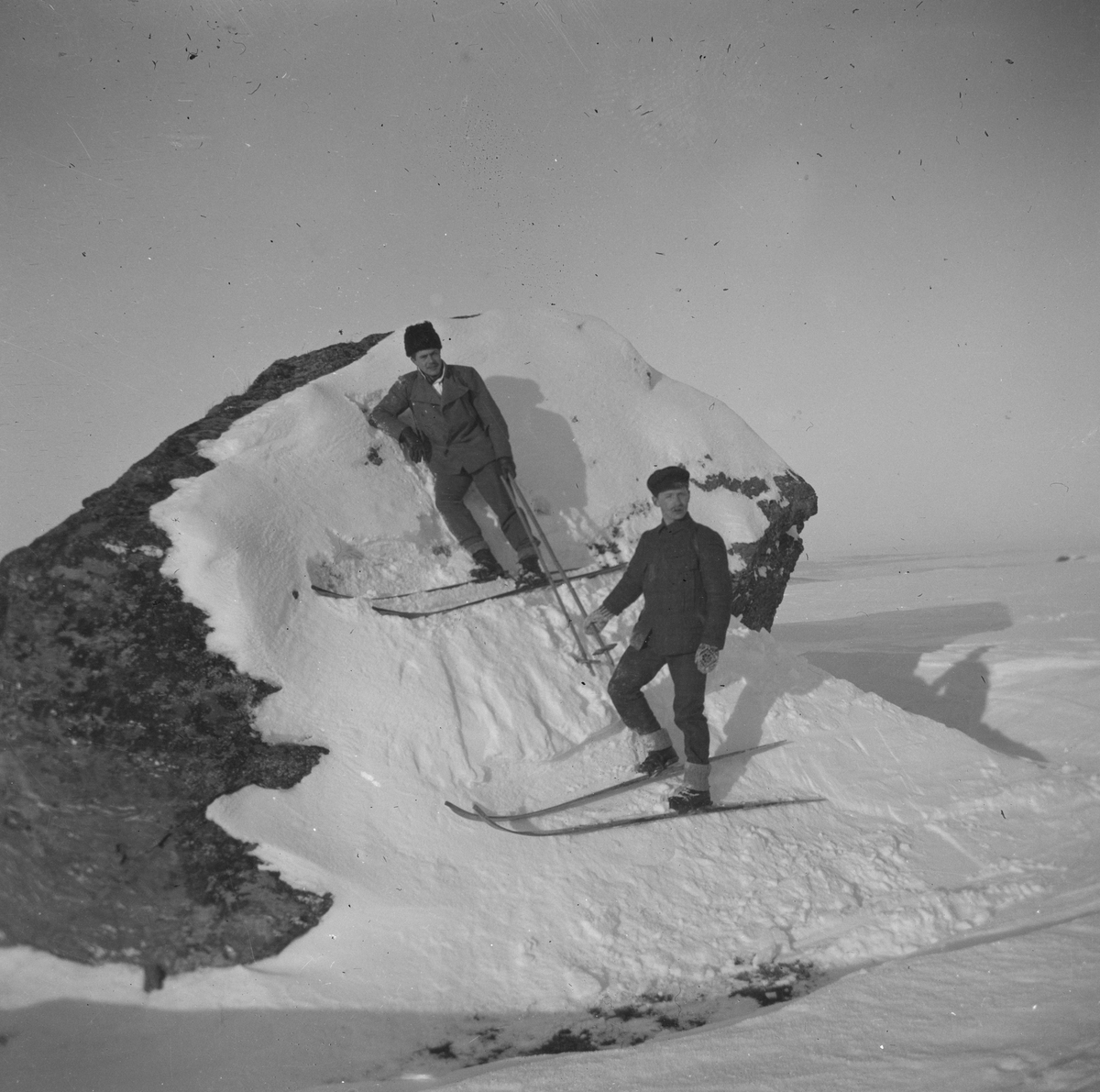 To menn på skitur på fjellet