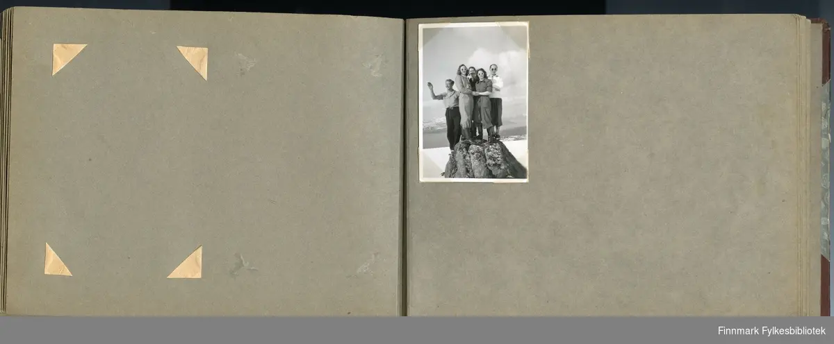 Album utlånt av Kari Gabrielsen med bilder fra hennes far Odd Gabrielsen, fra Sør-Varanger i 1938, 1945 og 1947.