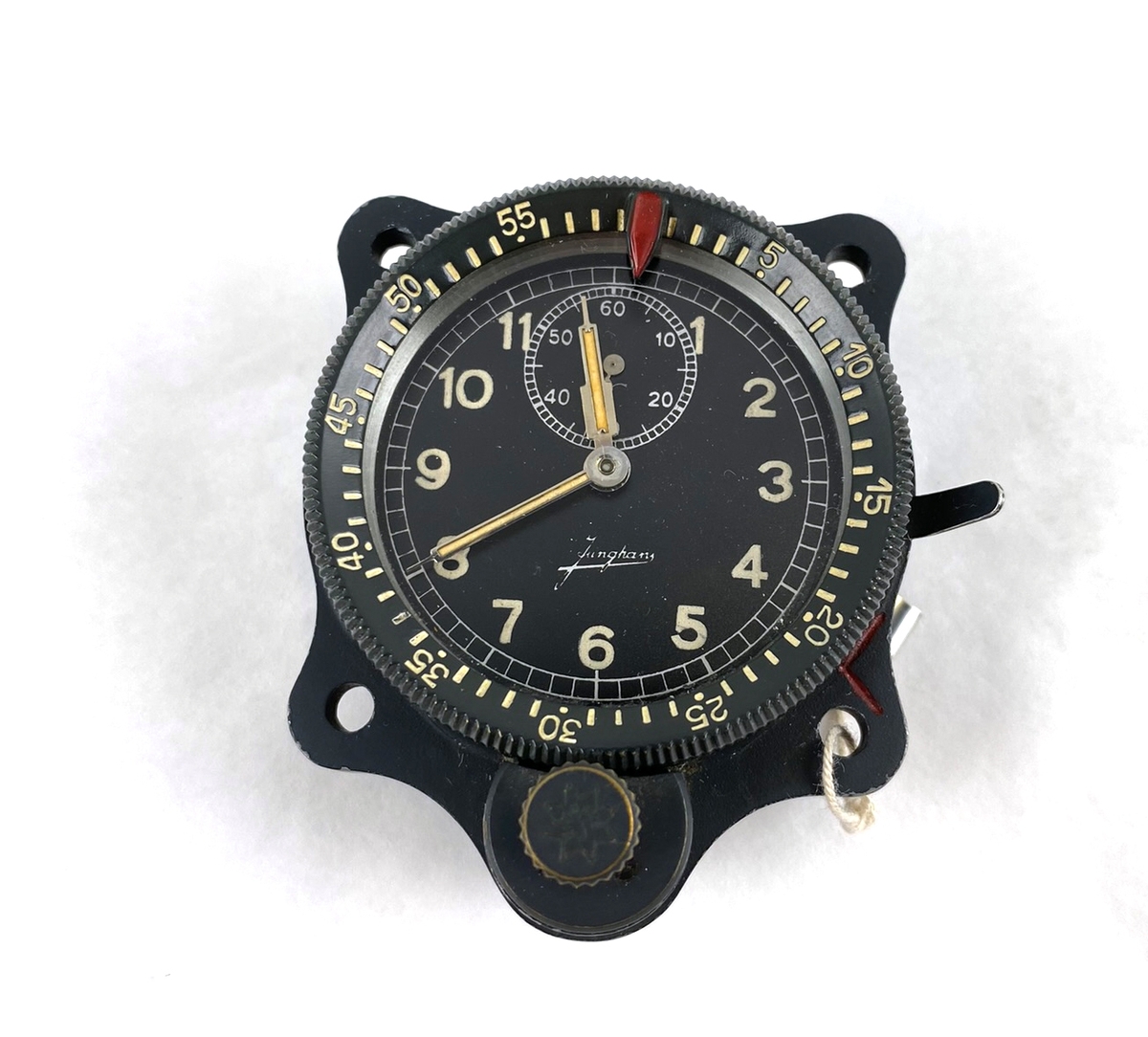Uret är ett 12 timmarsur. På urtavlan finns ett sekundur samt runt uret finns en vridbar ring som är graderad 0-60 min. Original från flygplan S 14, Fieseler Fi 156 Storch.